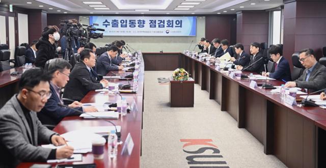안덕근 산업통상자원부 통상교섭본부장이 지난달 21일 서울 종로구 무역보험공사에서 '수출입동향 점검회의'를 주재하고 있다. 뉴시스
