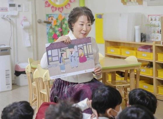 '아름다운 이야기 할머니' 10기로 활동하고 있는 심재원 할머니가 경기 김포 한 유아교육기관에서 아이들에게 옛 이야기를 들려주고 있다. 사진 한국국학진흥원
