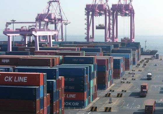 지난달 31일 인천신항에서 컨테이너 운반차량이 분주히 움직이고 있다. 이날 통계청이 발표한 '2월 산업활동동향'에 따르면 2월 생산, 소비, 투자가 모두 증가하며 14개월 만에 '트리플 증가'를 기록했다. 다만 반도체 생산(-17.1%)은 14년2개월 만에 최대 감소폭을 보이며 불안요인이 여전해 회복 여부는 좀 더 지켜봐야 한다는 평가다. 뉴스1