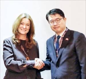 지난달 30일 영국 런던 엑셀센터에서 장상윤 교육부 차관(오른쪽)과 질리언 키건 영국 교육부 장관이 면담에 앞서 악수하고 있다. 교육부 제공