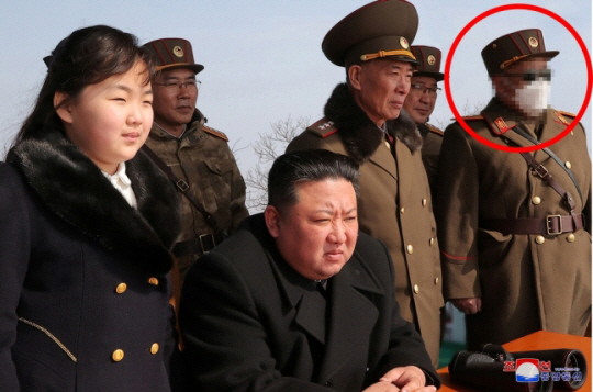 김정은 국무위원장 곁에서 미사일 발사를 지켜보는 모자이크 맨(붉은색 원)의 모습. 조선중앙통신·연합뉴스 자료사진