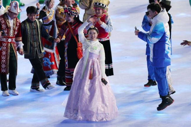 지난해 2월 4일 중국 베이징 국립경기장에서 열린 2022 베이징 동계올림픽 개회식에 한복을 입은 한 공연자가 손을 흔들고 있다. [연합]