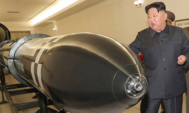 북한의 조선중앙통신이 지난 28일 공개한 사진에 김정은 북한 국무위원장이 27일 장소가 알려지지 않은 곳에서 핵무기병기화사업을 현지 지도하고 있다. AP뉴시스