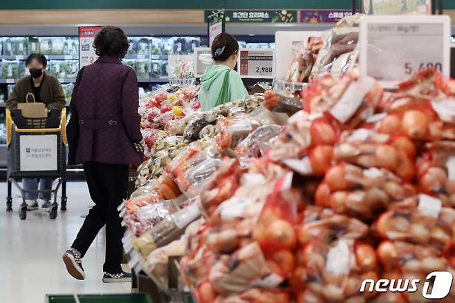 서울의 한 대형마트에서 시민들이 장을 보는 모습./뉴스1 ⓒ News1 민경석 기자