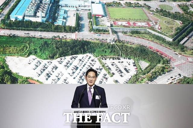 삼성은 4일 오후 충남 아산시 삼성디스플레이 아산 제2캠퍼스에서 '삼성디스플레이 신규 투자 협약식'을 열고, 세계 최초로 8.6세대 IT용 OLED 생산에 2026년까지 모두 4조1000억 원을 투자하겠다고 밝혔다. 이재용 삼성전자 회장이 4일 충남 아산 삼성디스플레이에서 열린 신규투자 협약식에서 인사말을 하는 모습. /뉴시스