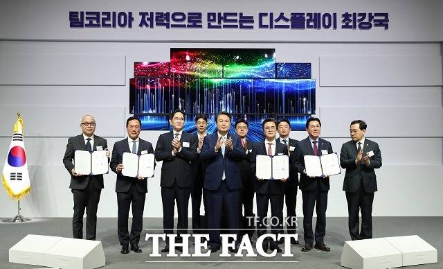윤석열 대통령이 4일 충남 아산 삼성디스플레이에서 열린 신규투자 협약식에서 이재용 삼성전자 회장 등 참석자들과 기념촬영하고 있다. /뉴시스
