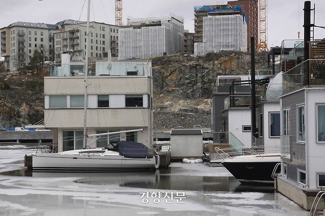 스웨덴 나까에 있는 ‘마린스타덴(스웨덴어로 해양 도시)’ 수상 마을 인근이 지난 15일 얼어있다. 양쪽 집 사이에는 보트가 정박해 있다. 강한들 기자