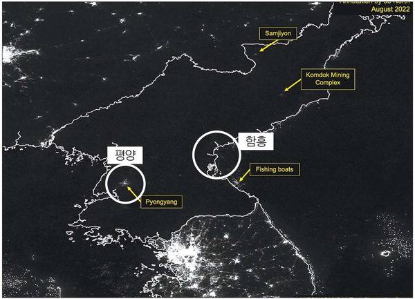 미국의 북한전문 웹사이트 ‘38노스’와 싱크탱크 스팀슨 센터가 3일 서울 중구 통일과나눔 재단에서 열린 기자회견에서 공개한 북한의 2022년 8월 야간 위성사진. 아파트가 많은 평양(왼쪽)과 산업단지가 분포한 함경남도 함흥 일대(오른쪽)등이 다른 지역에 비해 야간 조명이 밝은 것으로 확인됐다. 38 노스 제공