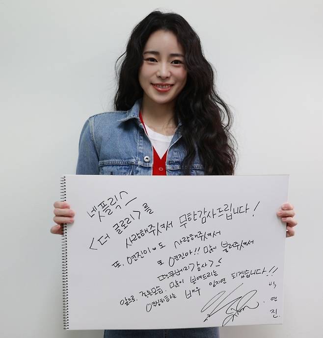 The Glory Couple Lee Do-hyun Lim Ji-yeon conveyed his heart with his handwritten message.Netflix Korea posted several photos on April 4 with an official instagram saying, I brought a letter, Yeongene. Thanks to it, it was a glorious spring.The released photo shows actors thanking viewers of the Netflix series The Glory with handwritten messages.Song Hye-kyo said, The time I spent with The Glory was a glory to me! Thank you very much for loving Moon Dong-eun and The Glory. Hye-ran said, You can wear red lipstick now. I support you today.He said, Its a good, but good, way to go.Lee Do-hyun and Lim Ji-yeons message, which recently acknowledged their devotion, attracted particular attention.Lee Do-hyun said, Thank you very much for loving our The Glory and Summertime ~ It was a happy Summertime!Lim Ji-yeon said, Thank you so much for loving Netflix The Glory! Thank you for loving Yeongene and Yeongene! Thank you for calling me so much.I will be a hard-working actor Lim Ji-yeon who will show a lot of good looks in the future. On the other hand, Lee Do-hyun and Lim Ji-yeon are in a public relationship. Both sides officially acknowledged their devotion, saying, The two of them are getting to know each other with good feelings among their close friends.Lim Ji-yeon was born in 1990, Lee Do-hyun was born in 1995, and the two are five-year-old couples.