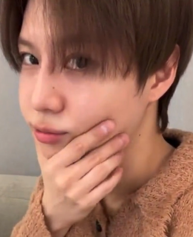 Lee Tae-min had a live broadcast on the 4th and communicated with his fans in real time.Lee Tae-min said, Ive been coming to see you for a long time. Im so nervous. He then said, I wish I had a place where I could communicate with you quickly.No matter how mature I try to be, I do not change, but I still want you to love me a lot. Your love was hungry. Of course, I know you love me, wait for me and cheer me up, but I wanted to communicate something like this.I really wanted to see you, he said.Lee Tae-min said of his military service time, It was a time to look back at myself. I remembered the brilliant time I spent with my fans and my past appearance, and added, I thought I had lived a valuable life.Lee Tae-min said, I gained a lot of weight, right? So when I uploaded my selfie, I did a lot of V-shaped poses to cover my weight. I gained a lot of weight. But Im losing weight, so dont worry.I think Im more worried, he laughed.Lee Tae-min caught the eye with his first dyed appearance in two years; he dyed his hair natural brown, and showed a comfortable appearance in a brown knit.On the other hand, Lee Tae-min will hold 2023 TAEMIN FANMEETING RE: ACT (2023 Lee Tae-min fan meeting Lee: Act at Kyunghee University Peace Hall in Seoul from 22-23.