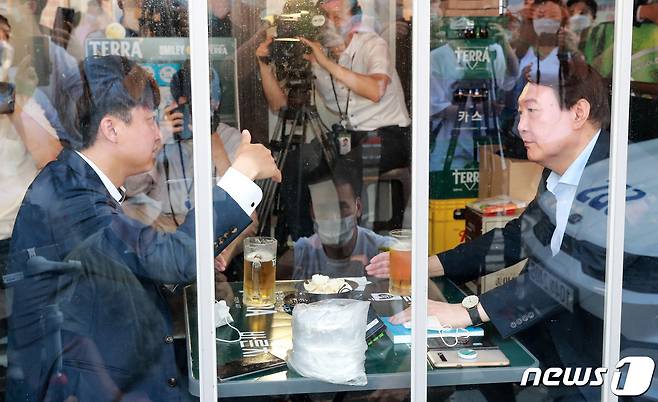 2021년 7월 25일 이준석 국민의힘 대표와 윤석열 전 검찰총장이 서울 광진구의 한 음식점에서 '치맥회동'을 하고 있다. ⓒ News1 구윤성 기자