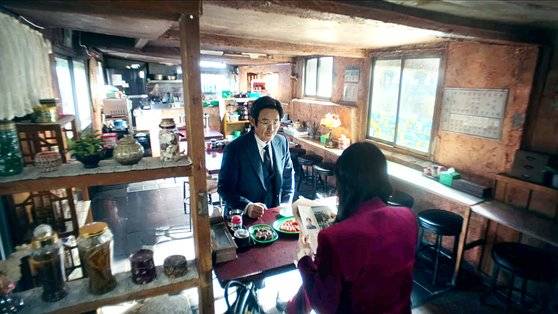 영화 '길복순' 속 낡은 낡은 떡볶이 가게의 모습. 충정로역 인근 '철길 떡볶이'에서 촬영한 장면이다. 사진 넷플릭스