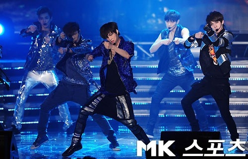 엑소 카이(가운데)가 데뷔 쇼케이스에서 팀원들과 함께 공연하고 있다.