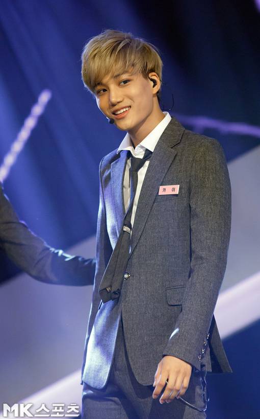 엑소가 2013년 8월 엠카운트다운에서 1위를 차지했다. 미소짓는 카이