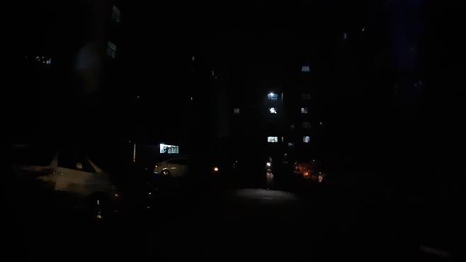 정전으로 암흑에 휩싸인 양곤의 한 아파트 단지. (양곤=연합뉴스) 이정호 통신원