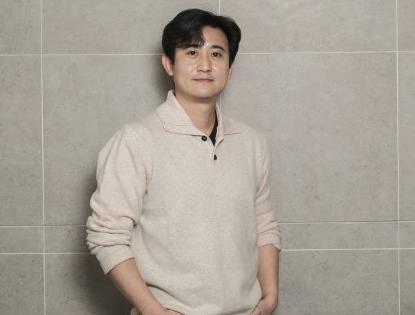 영화 ‘혜화, 동’ 이후 12년 만의 신작 ‘소울메이트’로 관객을 만나고 있는 민용근 감독이 포즈를 취하고 있다. NEW 제공