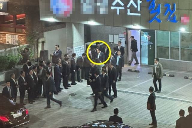 윤석열 대통령이 6일 저녁 부산 해운대구의 한 횟집에서 나오며 인사를 나누고 있다. 온라인 커뮤니티 캡처