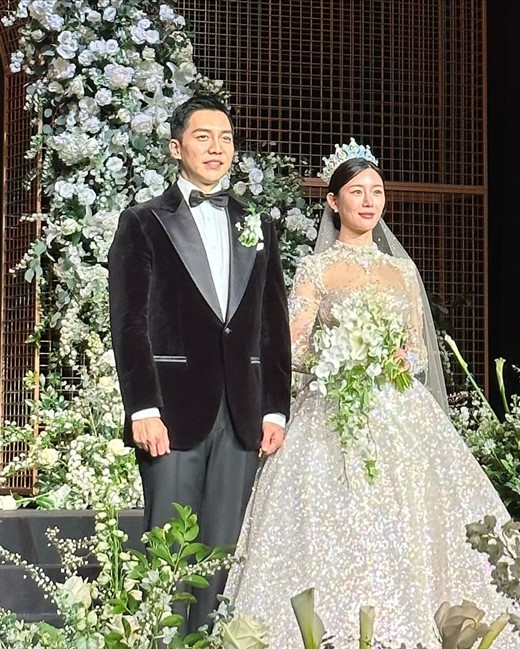 Singer and actor Lee Seung-gi, 36, and actor Lee Da-in, 31, have been together for a hundred years.Lee Seung-gi and Lee Da-in posted a wedding ceremony at the Grand Intercontinental Seoul Parnas Hotel in Samseong-dong, Gangnam-gu, Seoul at 6 pm on July 7.Wedding ceremony was held privately on the day, and actor Son Ji-chang was in charge of the overall planning. The first part was the comedian Yoo Jae-Suk and the second part was the comedian Lee Soo-geun.The celebration was called by the singer, FT Island Lee Hong-gi and the groom Lee Seung-gi.Lee Soo-jung, Lee Soo-jung, Lee Soo-jung, Lee Soo-jung, Lee Soo-jung, Lee Soo-jung, Lee Soo-jung, Lee Soo-jung, Lee Soo-jung, Lee Soo-jung, Lee Soo-jung, Lee Soo-jung, Lee Soo-jung, Lee Soo-jung, Lee Soo-jung, Lee Soo-jung, Lee Soo-jung and Lee Soo-jung. Celebrating the second act of his life.In the first part, Lee Seung-gi showed off his dignified figure in a black tuxedo, and Lee Da-in boasted a beautiful beauty with a sparkling dress and a colorful tiara.In the second part, they completed a gentle and elegant two-shot with a white jacket and an off-the-shoulder see-through dress, respectively.Lee Seung-gi and Lee Da-in promised each other a lifetime in exchange for gifts, after which Lee Seung-gi got down on one knee and said for his bride Lee Da-in, Will you marry me, live with me for the rest of my life?We both love each other and love each other. I have a child who resembles me. I want to live with you for a thousand years. I want to live with you. Lee Da-in laughed shyly.Throughout the wedding ceremony, the two of them were full of smiles, and the eyes that looked at each other were sweeter than anyone else.Wedding ceremony Distressed stone PD, who unveiled the scene, said, It is the best day to marry like a weather fairy.I will cheer for two people to be happy together. Singer Yoon Jong Shin also celebrated Lee Seung-gis marriage, saying, Its a good time to have fun. Meanwhile, Lee Seung-gi and Lee Da-in postponed their honeymoon and announced their tenth day. Lee Seung-gi will start an Asian tour from May, and Lee Da-in will return to the theater with MBCs new drama Lovers.