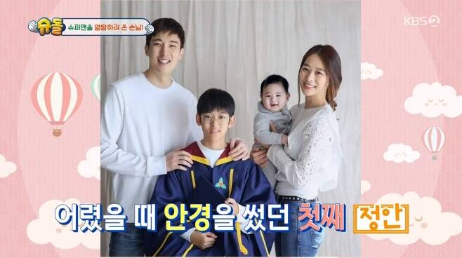 Actor Jang Shin-youngs big son has been unveiled.On April 7, KBS 2TV The Return of Superman revealed that Jang Shin-young was in charge of narration with So Yoo-jin.On this day, Jang Shin-young said, We have three sons in our house. Its hard to say, but we have a big son who is forty-one years old. She called her husband Kang Kyung-joon son.So Yoo-jin said, We have a son who likes games at the age of 56, referring to her husband Baek Jong-won.