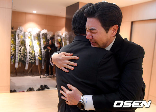 The Mortuary of the late singer Hyun Mee (real name Kim Myung-sun), who passed away suddenly, has been arranged. Family members, fans, and fellow entertainers are grieving.On the 7th, when the deceaseds Mortuary was set up in Room 1 of the Funeral Chapel of Seoul Chung-Ang University Hospital, the visitors are on their way.Sangju Sangmu FC was named by his son lee young-gon and Lee Young-jun, and his nephew actor Han Sang-jin also appeared as Sangju Sangmu FC.In particular, he looked at a portrait of the deceased and saddened those who embraced Lee Young-gon, the son of the deceased and Singer.Hyun Mee in a portrait of the deceased is making a healthy smile as a young man, making the hearts of the rest more painful.President Yoon Seok-ryul also sent A wreath to mourn the big star of the music industry.The opening ceremony will be held at 1:30 pm on the 8th and will be held on the 5th day of the korea singers association.Hyun Mee died suddenly at the age of 85 on April 4. According to the police, the deceased was found at 9:37 am in his home in Ichon-dong, Yongsan-gu, Seoul.He was immediately taken to a nearby hospital, but eventually died.Born in Pyongyang in 1938, Hyun Mee was a dancer in the Eighth U.S. Army in 1957 after Vietnam.In 1962, he made his debut with Lee Bong-Joos songwriting and arrangement, and he was loved by the public for over 60 years.photo co-reporter
