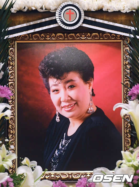 The Mortuary of the late singer Hyun Mee (real name Kim Myung-sun), who passed away suddenly, has been arranged. Family members, fans, and fellow entertainers are grieving.On the 7th, when the deceaseds Mortuary was set up in Room 1 of the Funeral Chapel of Seoul Chung-Ang University Hospital, the visitors are on their way.Sangju Sangmu FC was named by his son lee young-gon and Lee Young-jun, and his nephew actor Han Sang-jin also appeared as Sangju Sangmu FC.In particular, he looked at a portrait of the deceased and saddened those who embraced Lee Young-gon, the son of the deceased and Singer.Hyun Mee in a portrait of the deceased is making a healthy smile as a young man, making the hearts of the rest more painful.President Yoon Seok-ryul also sent A wreath to mourn the big star of the music industry.The opening ceremony will be held at 1:30 pm on the 8th and will be held on the 5th day of the korea singers association.Hyun Mee died suddenly at the age of 85 on April 4. According to the police, the deceased was found at 9:37 am in his home in Ichon-dong, Yongsan-gu, Seoul.He was immediately taken to a nearby hospital, but eventually died.Born in Pyongyang in 1938, Hyun Mee was a dancer in the Eighth U.S. Army in 1957 after Vietnam.In 1962, he made his debut with Lee Bong-Joos songwriting and arrangement, and he was loved by the public for over 60 years.photo co-reporter