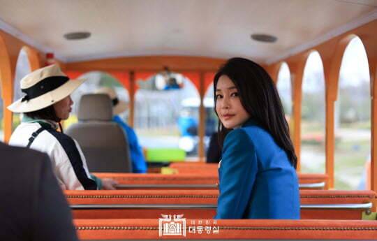 ▲김건희 영부인이 지난달 31일 전남 순천만국가정원에서 열린 ‘2023 순천만국제정원박람회’ 개막식에 앞서 네덜란드 정원을 둘러보고 있다. ⓒ대통령실 제공