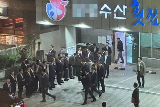 ▲ 지난 6일 부산 해운대 한 횟집 앞에서 윤석열 대통령, 한동훈 법무부 장관, 장제원 의원이 만찬 참석자들과 인사를 나누고 있다. 온라인 커뮤니티 갈무리.