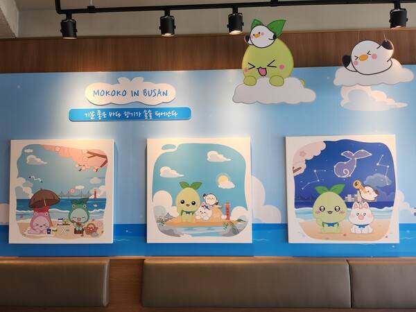 - 엽서로 제작된 일러스트들이 전시되어 있다