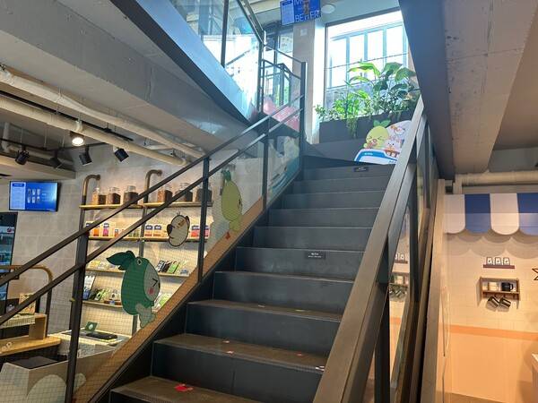 - 2층으로 올라가면