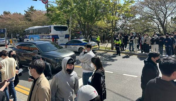 - 안전을 위해 출동한 경찰들