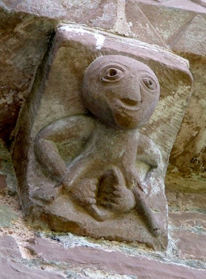 잉글랜드 서부 헤리퍼드셔의  12세기 성당에는 음부를 벌리고 있는 기괴한 모양의 석상이 조각돼 있다. <저작권자=Pryderi>