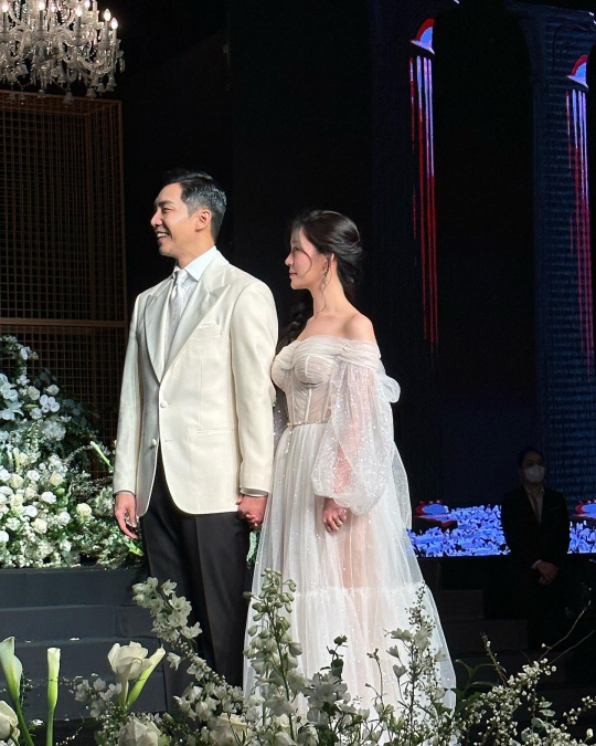 The bride chose Wedding Dress Hermes and Heavenly Price.Lee Seung-gi - Lee Da-in As the birth of a star couple, attention is focused on the wedding dress, which is the highlight of the wedding.Lee Da-in, who married Lee Seung-gi on July 7, was known to have only three dresses on the day of the awards ceremony.A total of four dresses, including these three and another dress in the photo, are from the high-end imported wedding shop E. This place is famous for its end of glamour with a lot of bee liquor, among which the top line is only rented for 10 million won.If you add accessories here, the price goes up lightly. It is a brand that is rated among brides because of its high price and magnificent design.Dress, which was worn in the double bride waiting room, is Paninatone, one of the top three designer brands in New York. It may be somewhat unfamiliar in Korea, but it is famous for its delicate and luxurious details such as embroidery.The main ceremony and the second part Dress is Berta product. Among them, the Berta Bridal line is the dress that appeared in the main ceremony, and the see-through 2nd part Dress which can be somewhat unconventional is the Muse by Berta line.In addition, Dress, which was released as a pictorial, is characterized by extreme splendor that overturns not only the skirt but also the upper body with beads and embroidery. Part 2 Dress emphasizes splendor with large ribbon decoration while adding discount to see-through style.It seems that the details of the double picture Dress, the main ceremony, the bride waiting room Dress and the embroidery detail have been handmade one by one, and it seems that the word heavenly system is high enough to come out in the price range.On the other hand, Lee Da-in attracted attention by using a large T-ara, which is rare in wedding ceremonies these days.On August 8, Lee Da-in said, Special thanks to Jun Kim, who gave me a T-ara gift made in Los Angeles. Yumi sister who made a beautiful bouquet. Thank you very much. I will keep it for a lifetime.The photo shows a large T-ara that Lee Da-in wore on her wedding day, which is as big as a queens coronation, and features a large jewel embedded in it.Lee Da-in, as he expresses his gratitude for making it, has also attracted attention by wearing this Tyra in a photo shoot.Meanwhile, Lee Seung-gi and Lee Da-in continue their activities on behalf of their honeymoon after the wedding ceremony. Lee Seung-gi is currently in charge of JTBC entertainment Peak Time MC.In addition, the tour concert Boys, Walking the Road - Chapter 2 will be held in seven Asian countries, starting from Seoul on the 4th to 7th of next month, Tokyo on the 12th, Osaka on the 14th, Taipei on the 21st, and Manila on the 27th. to be.Lee Da-in is filming a new MBC drama Lovers, which is set in the sick man Horan.