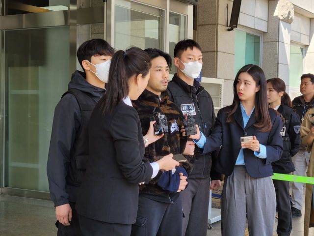9일 서울 수서경찰서는 이날 강도살인·사체유기 혐의를 받는 이경우(36), 황대한(36), 연지호(30)에 대해 구속 송치했다고 밝혔다. 취재진 질문에 답하고 있는 이경우. /사진=공병선 기자 mydillon@