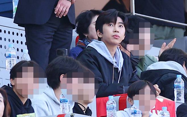 ▲ 관중석에서 경기 지켜보는 임영웅 ⓒ연합뉴스