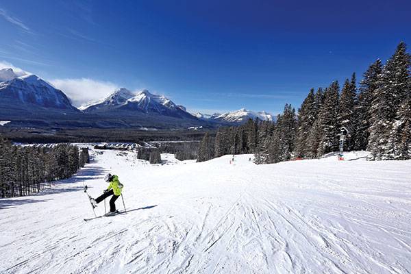 캐나다 밴프국립공원의 레이크루이스 스키장. 여기는 휘슬러 블랙콤 스키리조트에서 차로 10시간 이상 가야 한다. 이곳엔 140여 개의 스키 슬로프가 있다.