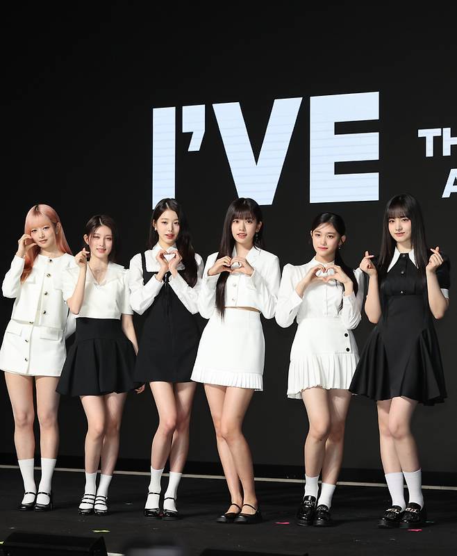 그룹 아이브가 10일 서울 여의도 콘래드호텔에서 열린 첫 정규 앨범 ‘I’ve IVE‘ 발매 기념 기자간담회에서 포즈를 취하고 있다. 연합뉴스