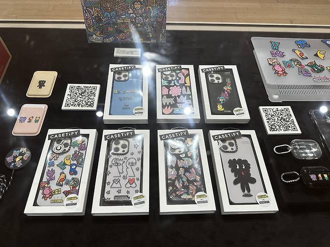 작가 지비지(ZiBEZI)의 작품이 들어간 핸드폰 케이스 (로스앤젤레스=연합뉴스) 임미나 특파원 = 영화 '기생충' 속 그림으로 유명한 지비지(ZiBEZI) 작가가 제작에 참여한 핸드폰 케이스(캐스티파이 제작). 9일(현지시간) 로스앤젤레스(LA) 한국문화원에서 열린 특별전에서 소개됐다. 2023.4.10 mina@yna.co.kr