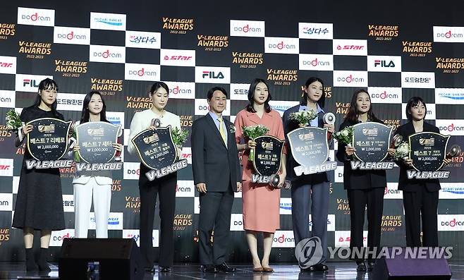 '우리가 V-리그 여자부 베스트7' (서울=연합뉴스) 이지은 기자 = 10일 오후 서울 용산구 그랜드 하얏트호텔에서 프로배구 2022-2023 V-리그 시상식에서 여자부 베스트7을 수상한 한국도로공사 임명옥, 현대건설 김다인, 한국도로공사 배유나, 현대건설 양효진, 흥국생명 김연경, IBK기업은행 산타나의 대리 수상자 표승주, KGC인삼공사 엘리자벳의 대리수상자 박은지가 기념촬영을 하고 있다. 2023.4.10 jieunlee@yna.co.kr