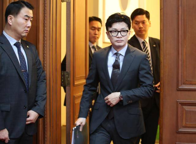 한동훈 법무부 장관이 11일 서울 종로구 정부서울청사에서 열린 국무회의에 지각 참석하고 있다. 뉴시스