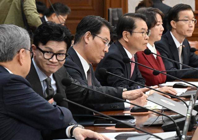 한동훈(왼쪽 두 번째) 법무부 장관이 11일 정부서울청사에서 열린 총리주재 국무회의에 지각 참석한 뒤 옆자리의 박진 외교부 장관과 악수를 하고 있다. 왕태석 선임기자