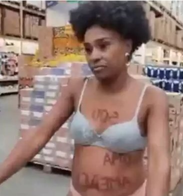 속옷만 입고 대형마트 측의 부당한 대우에 항의하는 브라질의 이사베우 올리베이라. 몸에 '나는 위협인가'라는 문구가 적혀 있다. 인스타그램 캡처.
