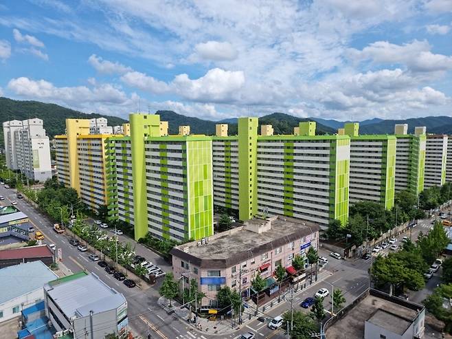 전남 화순군이 20평형 아파트를 청년들에게 월 1만원에 임대하는 ‘만원 아파트’ 사업을 시작한다. ‘만원 아파트’로 제공될 화순읍의 아파트 단지 모습. 화순군 제공.