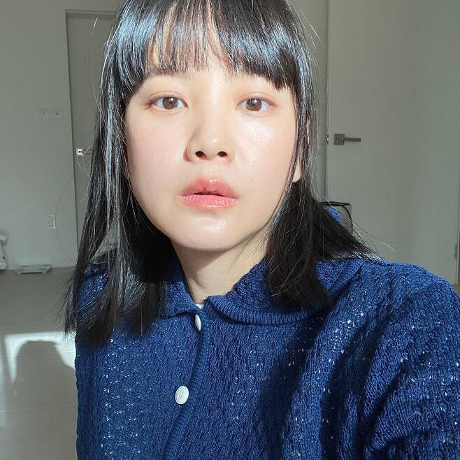 Actor Yoon Seung-ah shows off his skin condition after pregnanciesOn the 10th, Yoon Seung-ah posted two selfies with an article, I was so afraid of pregnancy and skin trouble, but it was rather clear. Thank you, Jemma Dallender.In the open photo, Yoon Seung-ah boasted a radiant skin without dark makeup, and his transparent skin, which was shot in high-definition at close range to the camera, was impressed.Yoon Seung-ah was surprised to reveal the clear skin naked in the sunlight.Actor Kim So-yeon, who saw a picture of Yoon Seung-ahs skin that became clearer after pregnancy, also expressed his affection, saying, Pretty Seung-ah!  ⁇   ⁇   ⁇ .The netizens said, My daughter also got better when I had a daughter, I still have beauty even if Im pregnant, My skin is like a baby, but I have a baby, And so on.On the other hand, Yoon Seung-ah married Kim Moo Yeol in 2015 and recently announced the news of pregnancy.Photo by Yoon Seung-ah