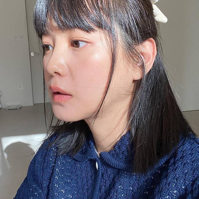 Actor Yoon Seung-ah shows off his skin condition after pregnanciesOn the 10th, Yoon Seung-ah posted two selfies with an article, I was so afraid of pregnancy and skin trouble, but it was rather clear. Thank you, Jemma Dallender.In the open photo, Yoon Seung-ah boasted a radiant skin without dark makeup, and his transparent skin, which was shot in high-definition at close range to the camera, was impressed.Yoon Seung-ah was surprised to reveal the clear skin naked in the sunlight.Actor Kim So-yeon, who saw a picture of Yoon Seung-ahs skin that became clearer after pregnancy, also expressed his affection, saying, Pretty Seung-ah!  ⁇   ⁇   ⁇ .The netizens said, My daughter also got better when I had a daughter, I still have beauty even if Im pregnant, My skin is like a baby, but I have a baby, And so on.On the other hand, Yoon Seung-ah married Kim Moo Yeol in 2015 and recently announced the news of pregnancy.Photo by Yoon Seung-ah
