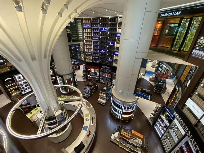 2020년부터 운영하고 있는 롯데면세점 창이공항점은 올해 그랜드오픈을 준비하고 있다. 롯데면세점 제공