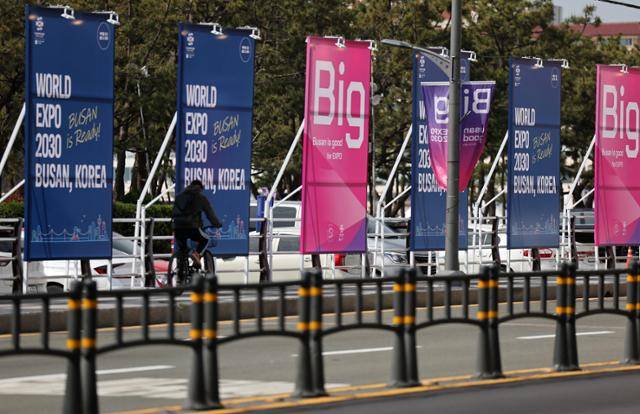 이달 4일 오전 부산 해운대해수욕장 인근에 2030세계박람회(엑스포) 유치 홍보 현수막이 부착돼 있다. 부산=연합뉴스