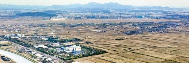 < 허허벌판이 ‘SK 타운’으로 > SK그룹이 3기 신도시 부천대장지구에 총 1조원을 투입해 7개 계열사 연구개발 인력이 입주하는 ‘SK그린테크노캠퍼스’를 조성한다. SK R&D센터가 들어설 경기 부천시 대장동 621의 5 일대(13만7000㎡). 임대철 기자