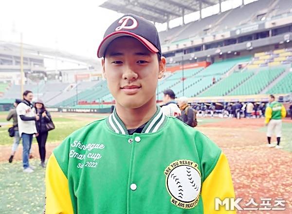 덕수고 고2 좌완 에이스 정현우가 2023 신세계 이마트배 전국고교야구대회 결승전에서 쾌투로 우수투수상을 받았다. 사진(문학)=김근한 기자