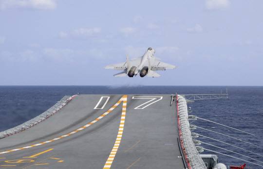 중국 인민해방군이 대만을 포위하는 군사훈련을 실시하던 지난 9일(현지시간) 중국의 첫 자력 건조 항공모함인 산둥함에서 J-15 전투기가 이륙하고 있다. 신화·AP·뉴시스