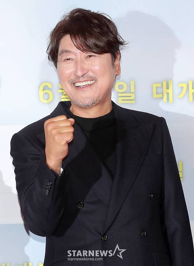 배우 송강호가 2일 오후 서울 용산구 CGV용산아이파크몰에서 진행된 영화 '브로커' VIP시사회에 참석해 포즈를 취하고 있다. '브로커'는 베이비 박스를 둘러싸고 벌어지는 일을 그린 이야기. 일본 거장 고레에다 히로카즈 감독이 메가폰을 잡고 송강호와 강동원, 아이유, 배두나, 이주영 등이 출연했다. 오는 8일 개봉한다. / 2022.06.02 /사진=김창현 기자 chmt@